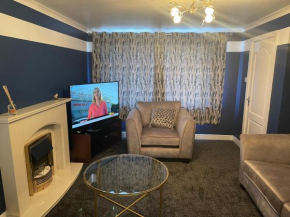 Stylish 3 bed house, private parking, garden and conservatory close to town centre